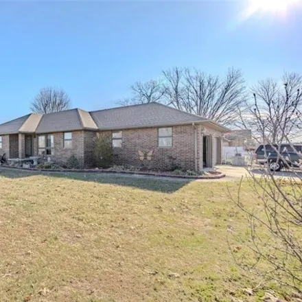 Buy this 3 bed house on 1804 Magnolia Drive in Lebanon, MO 65536