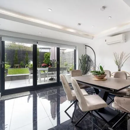 Image 4 - Wentworth Road, London, NW11 0RH, United Kingdom - House for sale