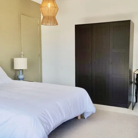 Rent this 2 bed apartment on 33 Cours de Québec in 33300 Bordeaux, France