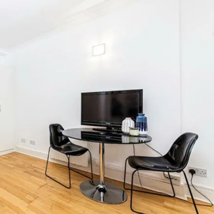 Image 5 - 42 Waverton Street, London, W1J 5QP, United Kingdom - Loft for rent