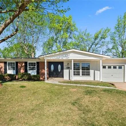 Image 2 - 1515 Ranchwood Drive, Florissant, MO 63031, USA - House for sale