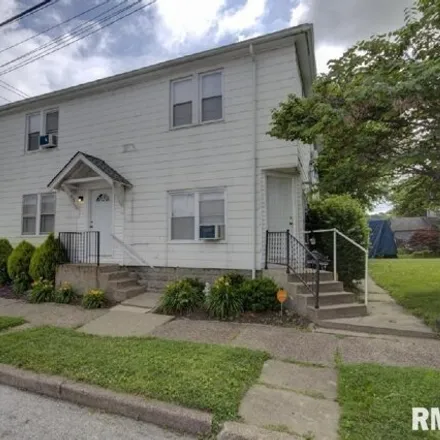 Buy this studio house on 482 24th Street in Moline, IL 61265