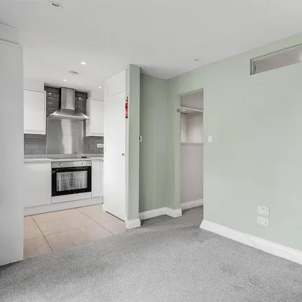 Image 4 - 309 - 331 Shurland Avenue, Oakleigh Park, London, EN4 8DB, United Kingdom - Apartment for rent