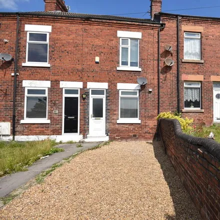 Rent this 3 bed townhouse on Oldgate Lane in Dalton, S65 4GB