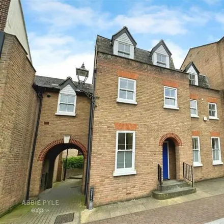 Buy this 5 bed townhouse on St Margaret's Banks in Chatham, Kent