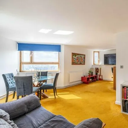 Rent this 3 bed room on Cremorne Road in Lot's Village, London