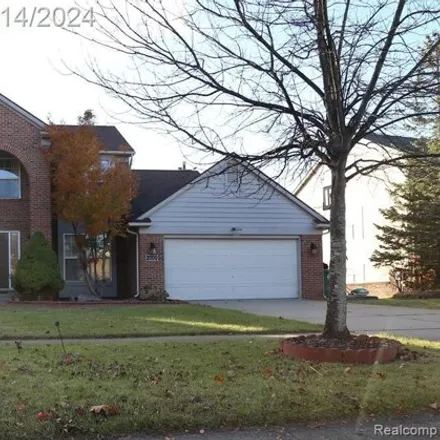 Buy this 4 bed house on 2090 Twin Sun Circle in Commerce Charter Township, MI 48390