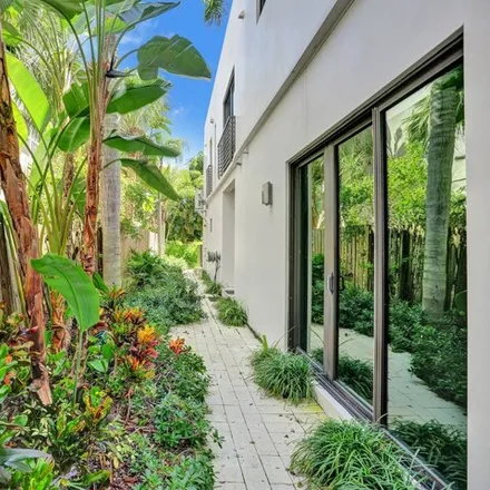 Image 6 - 586 Northeast 14th Court, Fort Lauderdale, FL 33304, USA - Townhouse for sale