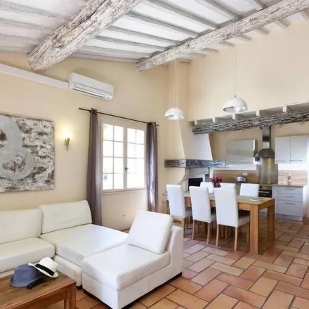 Rent this 3 bed townhouse on 13520 Maussane-les-Alpilles