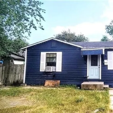 Buy this 2 bed house on 418 Virginia Street in Alice, TX 78332
