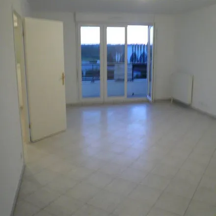 Rent this 2 bed apartment on 17 Cours Raoult in 77100 Meaux, France