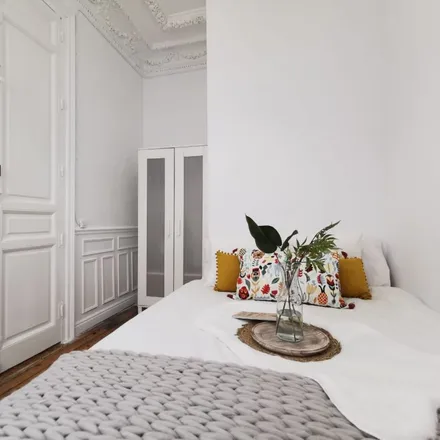 Rent this 11 bed room on Calle Preciados in 42, 28013 Madrid