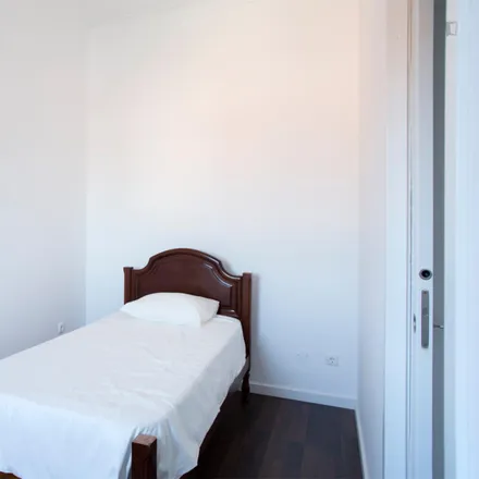 Rent this 2 bed room on Estrada dos Prazeres in 1350-297 Lisbon, Portugal