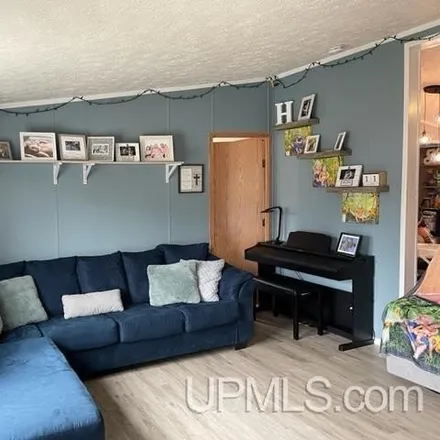 Image 4 - 338 Lincoln Avenue, Western Location, Crystal Falls, MI 49920, USA - Apartment for sale