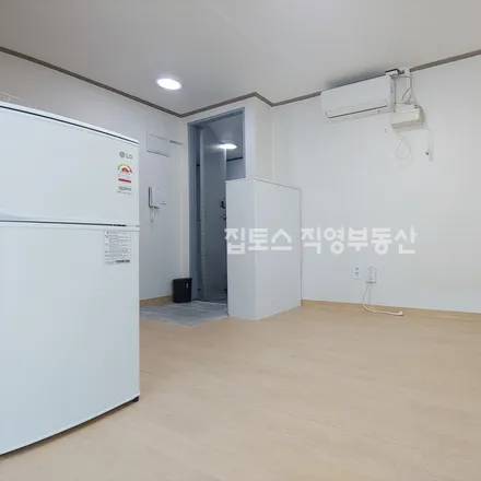 Rent this studio apartment on 서울특별시 은평구 역촌동 43-66