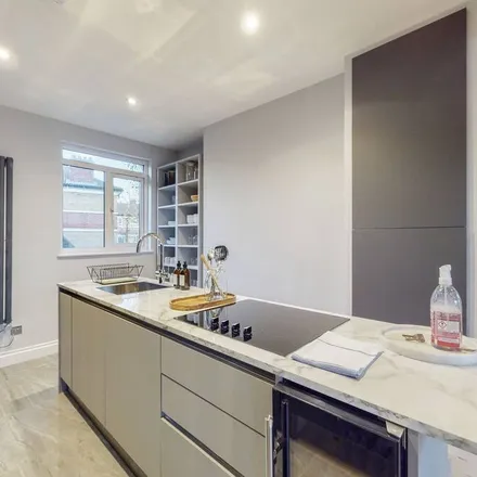 Rent this 3 bed apartment on London in SE1 4TW, United Kingdom
