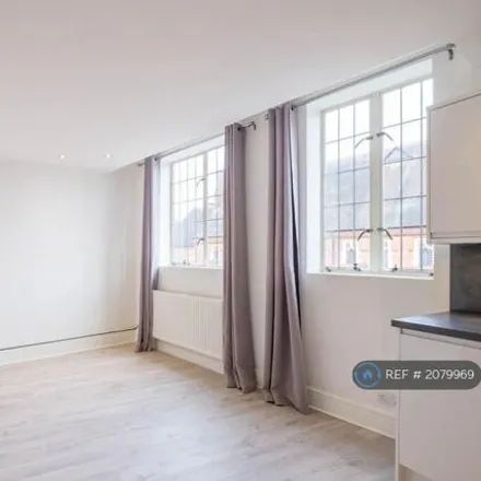 Image 4 - Russell Hill Place, London, CR8 2YX, United Kingdom - Apartment for rent