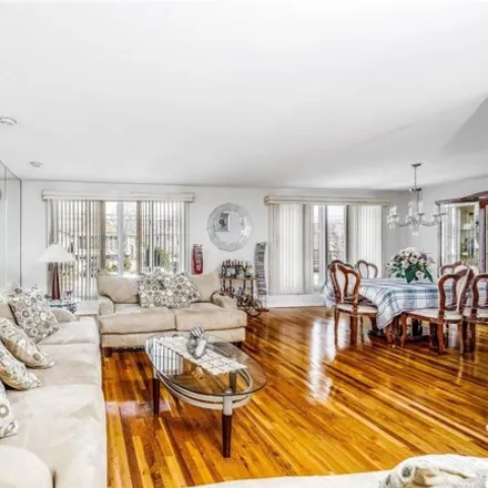 Image 3 - 160-22 84th Street, New York, NY 11414, USA - House for sale