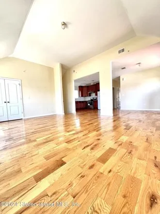 Rent this 6 bed apartment on 113 Greenfield Avenue in New York, NY 10304