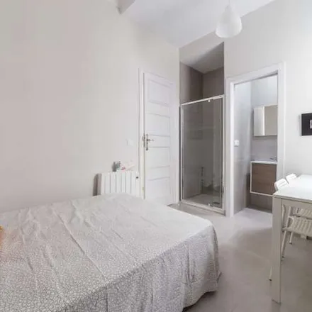 Rent this 6 bed apartment on Carrer de Sueca in 55, 46006 Valencia