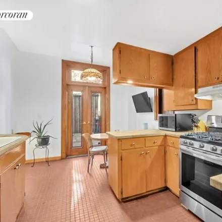 Image 7 - 125 Milton Street, New York, NY 11222, USA - Townhouse for sale