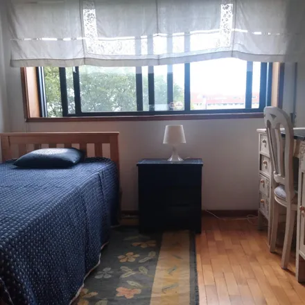 Rent this 4 bed room on Blue Drop in Travessa do Bairro da Areosa, 4200-323 Porto