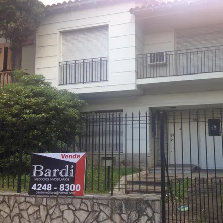 Buy this 3 bed house on Avenida Alberto Larroque 356 in Partido de Lomas de Zamora, 1828 Banfield