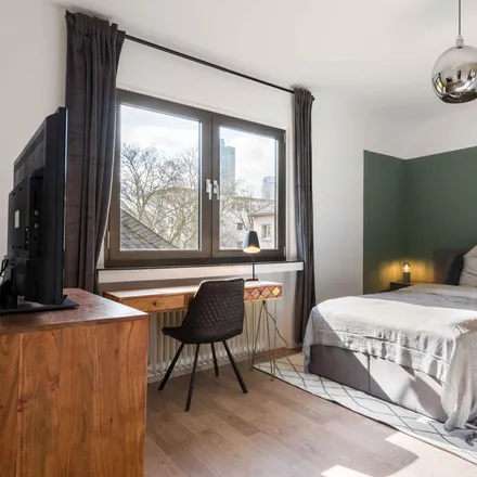 Rent this 7 bed room on Kettenhofweg 75 in 60325 Frankfurt, Germany