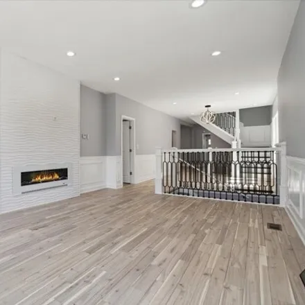 Image 3 - 7947 South Bennett Avenue, Chicago, IL 60649, USA - House for sale
