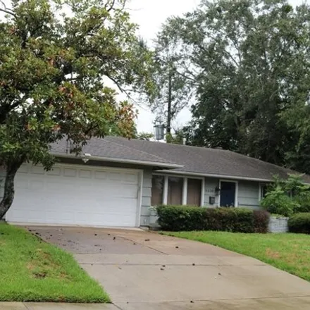 Rent this 3 bed house on Chateaux in Yorktown Drive, Lamar Terrace