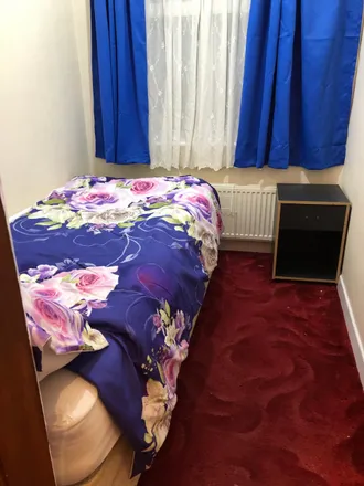 Rent this 3 bed room on 134 Charlton Road in London, N9 8EX