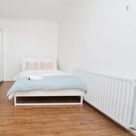 Rent this 6 bed room on The Albion in 33 Albion Drive, De Beauvoir Town