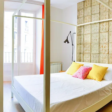 Rent this 1 bed apartment on Madrid in Monumento a Fernando VII, Calle de la Arganzuela