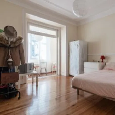 Rent this 6 bed room on Avenida Rovisco Pais