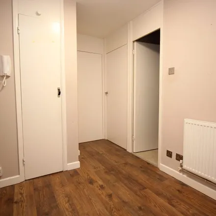 Image 5 - Fryent Close, Kingsbury, London, NW9 9SD, United Kingdom - Apartment for rent
