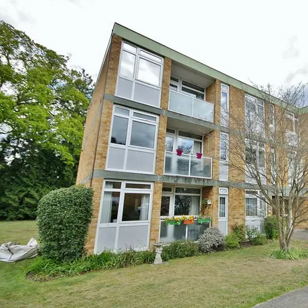 Rent this 2 bed apartment on Vale Close in Horsell, GU21 4RF