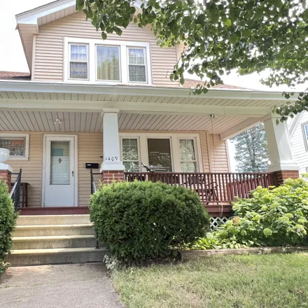 Buy this 2 bed house on 3025 Wright Avenue in Racine, WI 53405