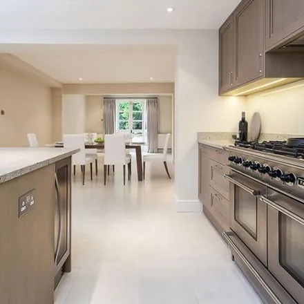Rent this 5 bed apartment on 1e Chepstow Villas in London, W11 3EE