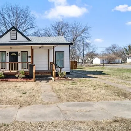 Buy this 2 bed house on 323 North 9th Street in Muskogee, OK 74401