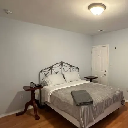 Rent this 3 bed apartment on Union City in NJ, 07087