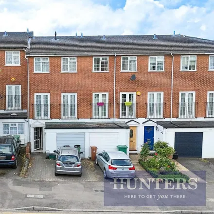 Rent this 3 bed townhouse on St James Road in London, SM1 2BB
