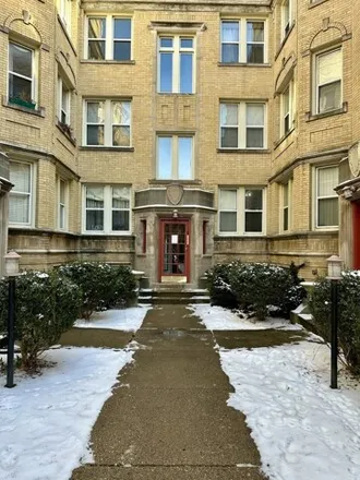 Buy this 1 bed condo on 6811-6819 North Lakewood Avenue in Chicago, IL 60626