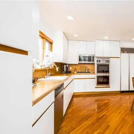 Image 5 - 160-22 84th Street, New York, NY 11414, USA - House for sale