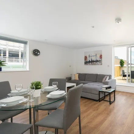 Rent this 4 bed apartment on Sydney Road in London, EN2 6TS
