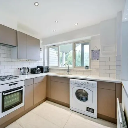 Image 2 - Herons Rest, The Hollows, London, TW8 0DZ, United Kingdom - Apartment for sale