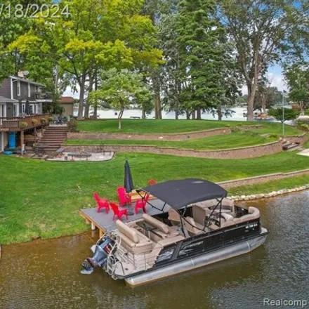 Image 9 - 9515 Steep Hollow Drive, White Lake Charter Township, MI 48386, USA - House for sale