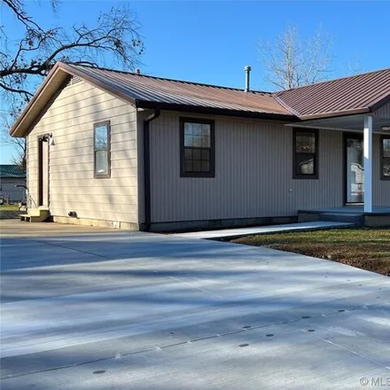 Buy this 4 bed house on 204 West Redwood Avenue in Sallisaw, OK 74955