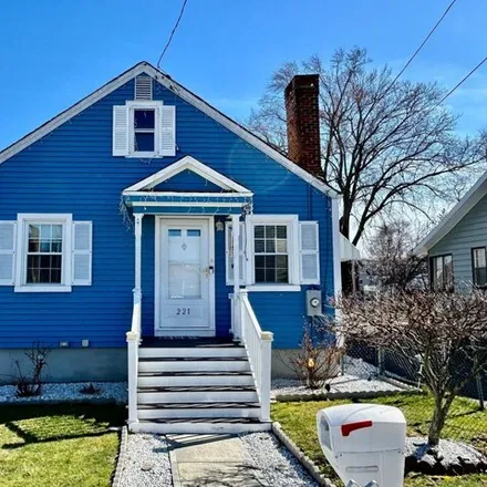 Buy this 3 bed house on 221 Linnmoore Street in Hartford, CT 06106
