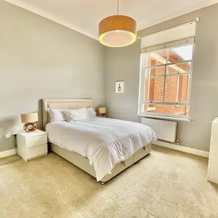Image 6 - Alexandra House, Richmond Drive, London, IG8 8RF, United Kingdom - Apartment for rent