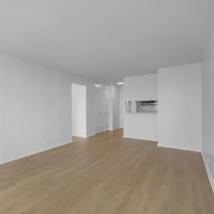 Image 2 - 124 W 60th St Apt 26K, New York, 10023 - House for rent
